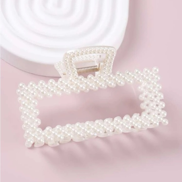 Boutique Accessories - NEW| Faux Pearl Hair Clip/Claw